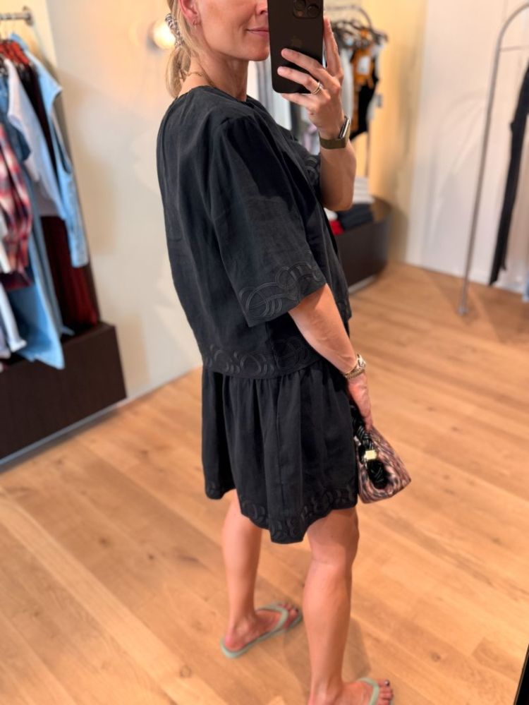 050 BLACK
