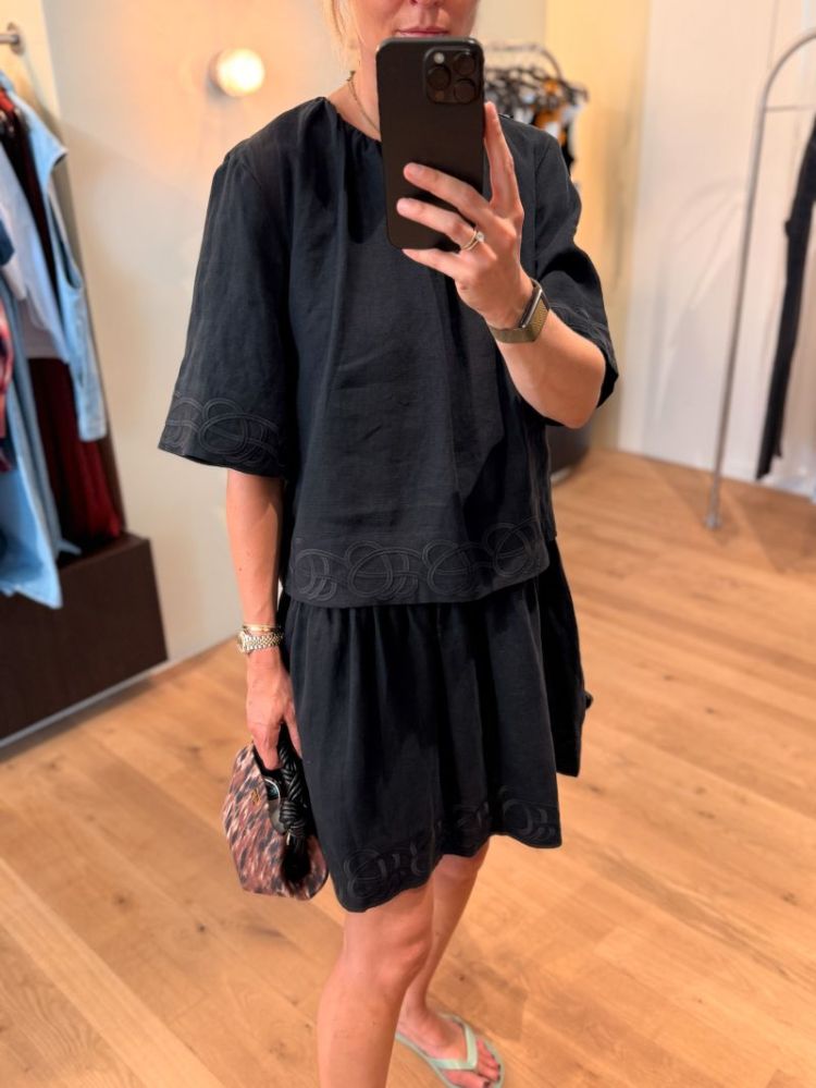 050 BLACK